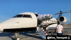 Politicianul de opoziție Alexei Navalnîi, în comă, este transfera la bordul unui avion privat care l-a transportat de la Omsk în Germania, la Berlin, sâmbătă 22 august 2020.