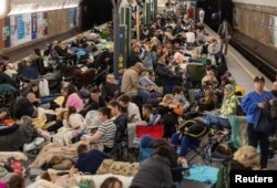 Люди ховаються у метро під час російської повітряної атаки по Києву. Ніч на 29 червня 2025 року