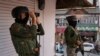 Soldați indieni păzesc o piață din Srinagar, în Kashmirul controlat de India.